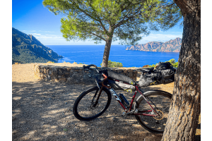 Les sacoches Apidura permettent de voyager leger et efficacement, quelle que soit la saison !! 