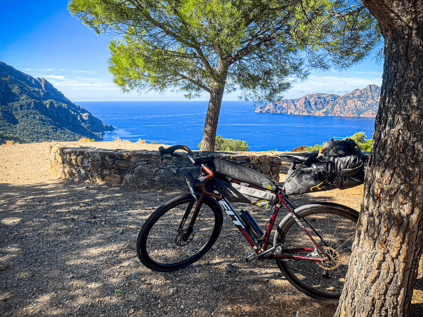 Les sacoches Apidura permettent de voyager leger et efficacement, quelle que soit la saison !! 