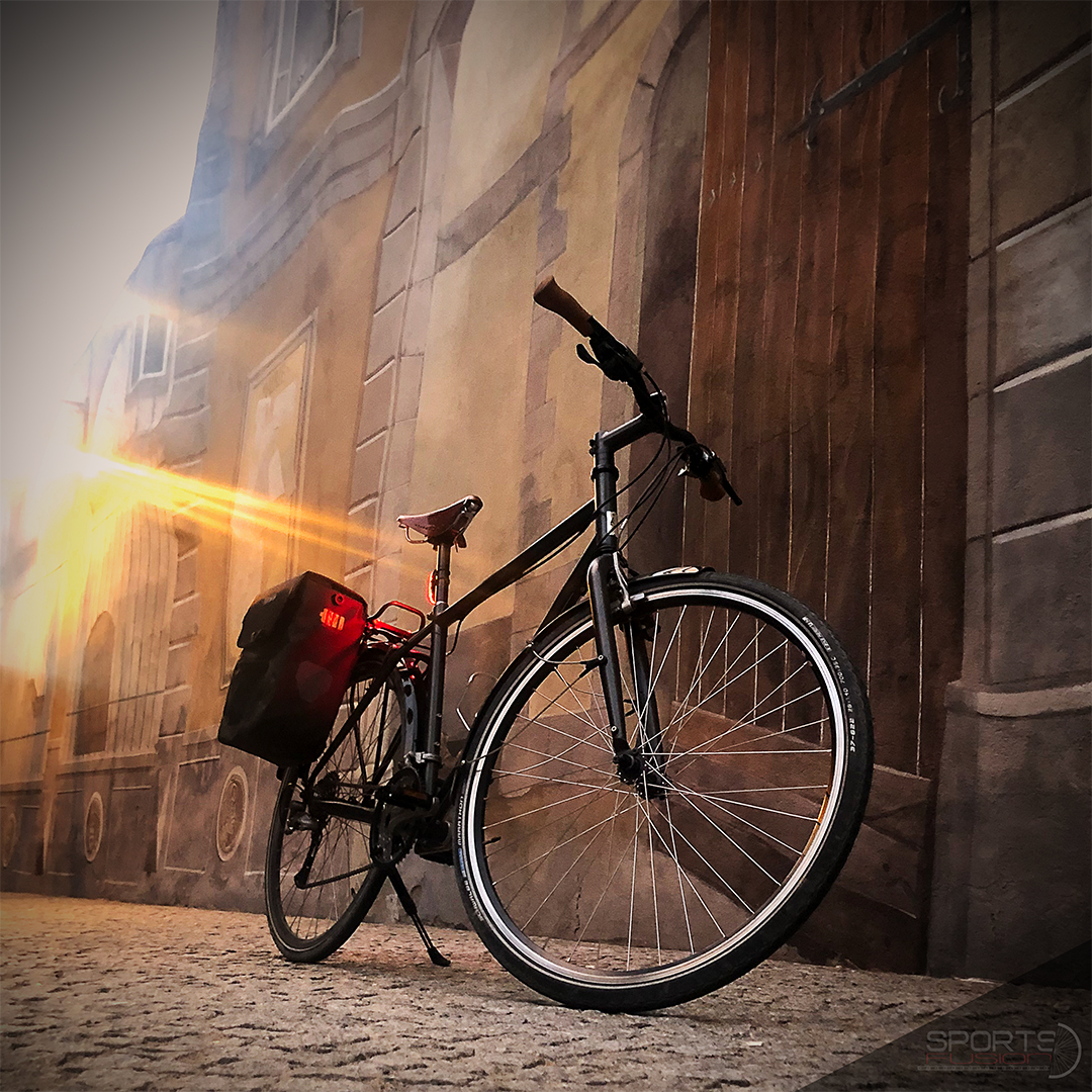 Une randonneuse classique d'histoire bike, et un couché de soleil